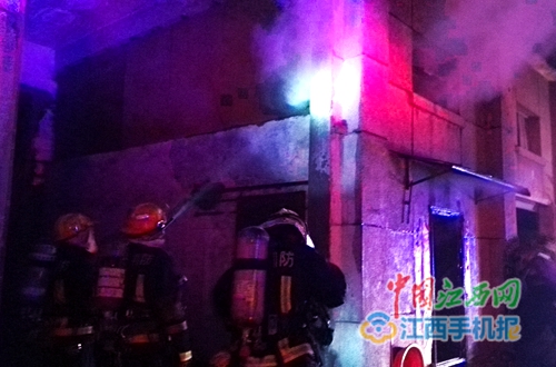 九江濂溪区涂料厂突然起火 消防官兵迅速赶到扑灭