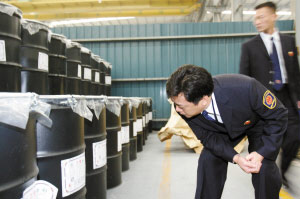 长沙查获200多桶违规存储油漆 总重量约2吨